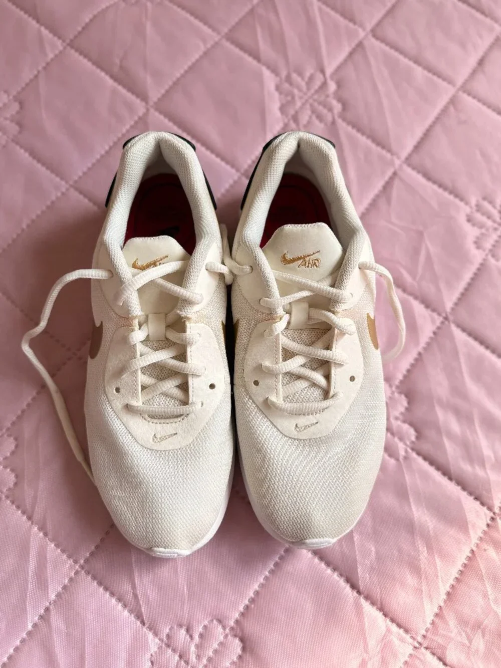 Nike Air Max Oketo Women's 7.5 White Gold Sneakers